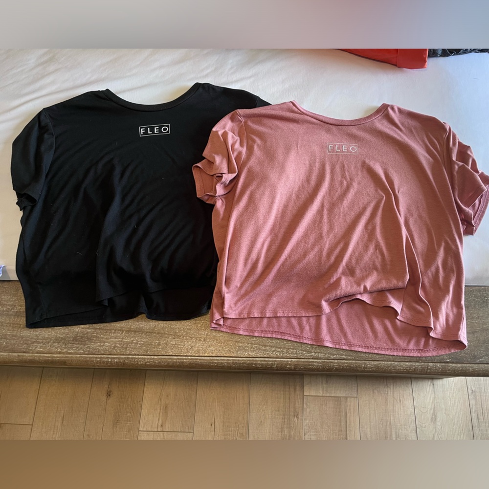 Lot of 2 large Fleo crop tees